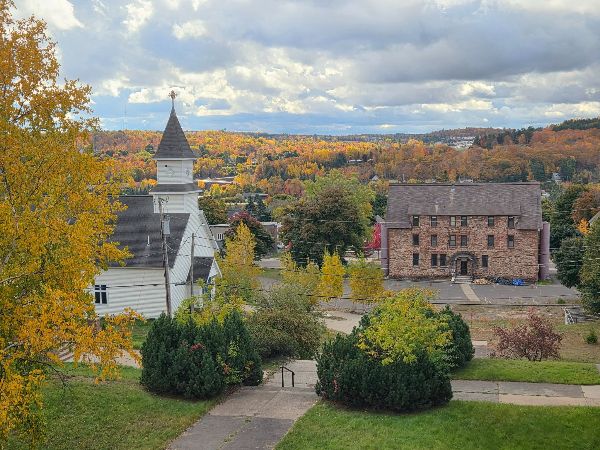 Scenic view of Suomi Opisto Museum and Gardens with autumn foliage and historic buildings.